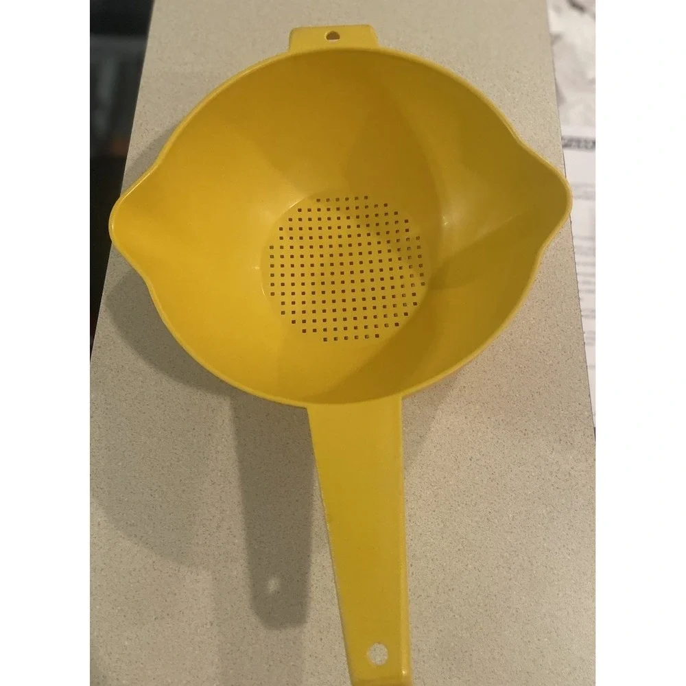 VINTAGE‎ TUPPERWARE COLANDER PASTA STRAINER W/ HANDLE MAC N Chez YELLOW classic
